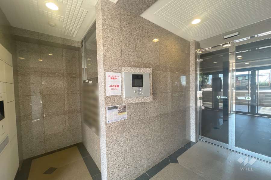 エントランスはオートロック付きです。