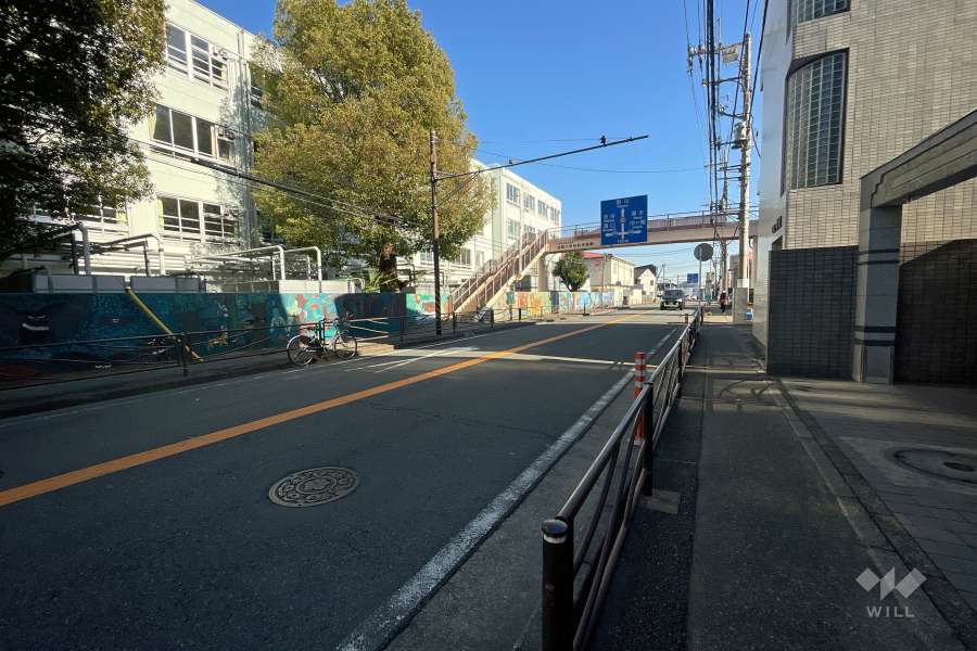 敷地の北側前面道路（西側から）