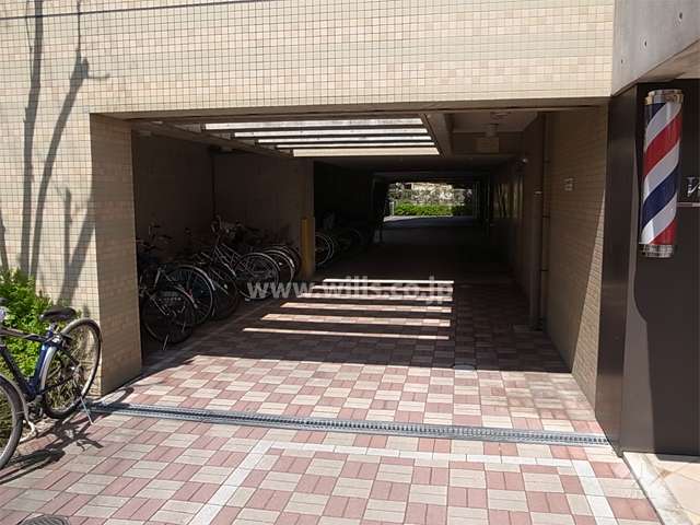 駐車場へのアプローチ。アプローチ横には駐輪場があります。