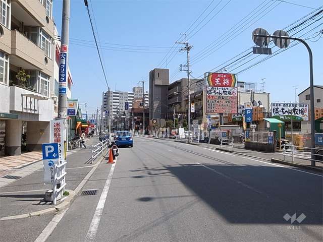 敷地南側は旧国道（二車線のバス通り）に面しています。