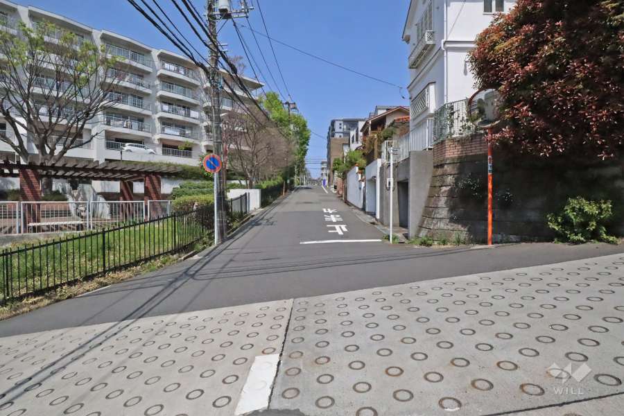 敷地前面北東側道路(南東側から)