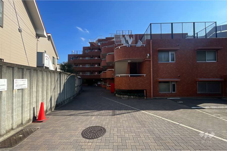 ニューファミール宮前平の外観（西側から）