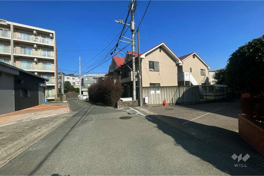 敷地北西側の前面道路（南西側から）