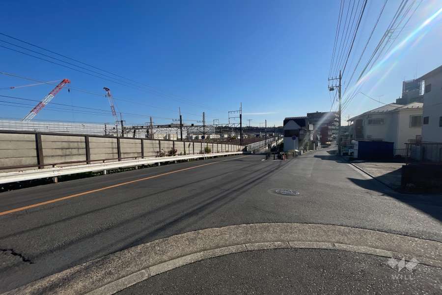 敷地北側の前面道路（西側から）