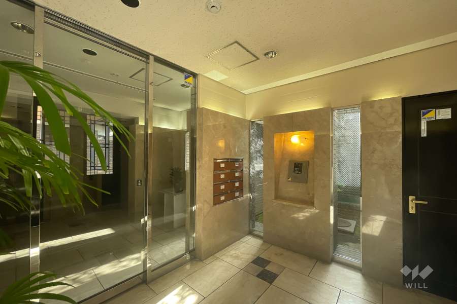 エントランスはオートロック付きです。