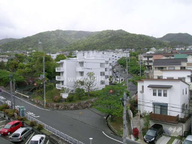 周辺は閑静で緑豊かな住宅地です。