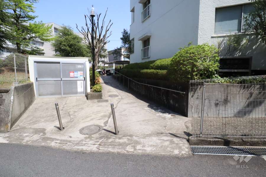 敷地入り口　
