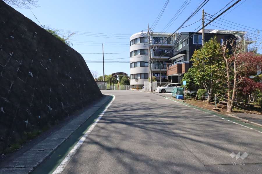 敷地東側の前面道路(東側から)