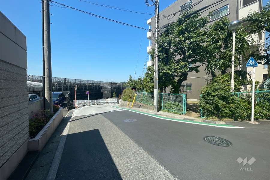 敷地南東側の前面道路（北東側から）