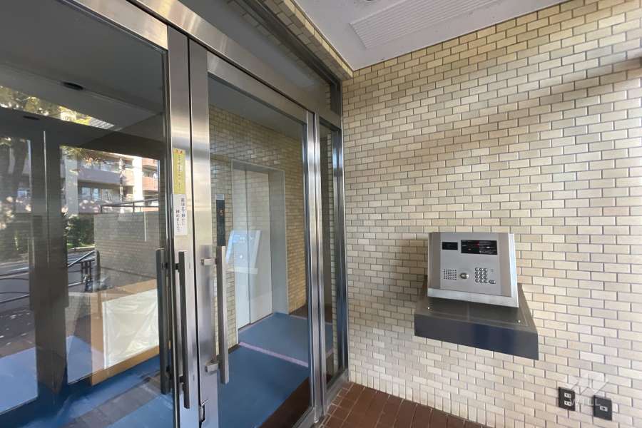 エントランスはオートロック付きです。