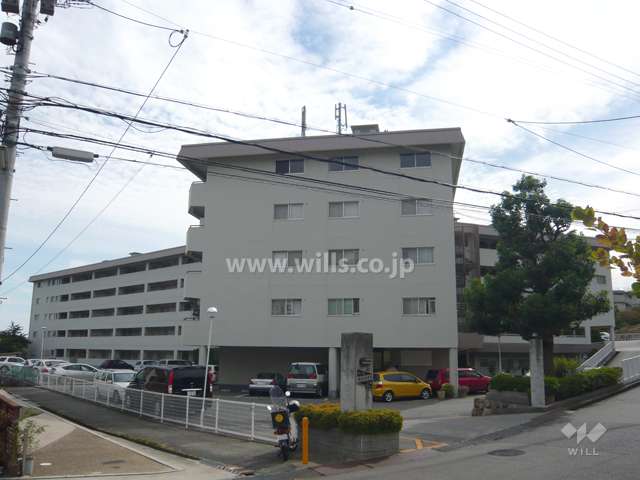 夙川台サンハイツＤ棟の外観（北東から）