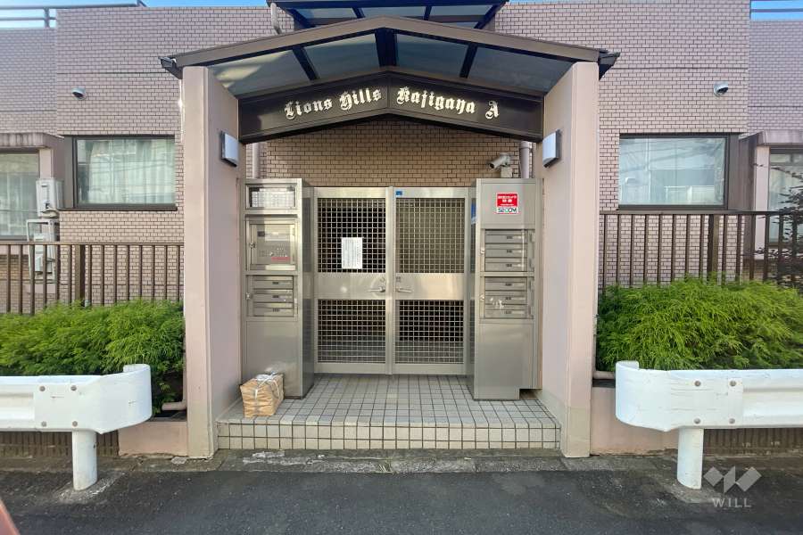 エントランスはオートロック付きです。