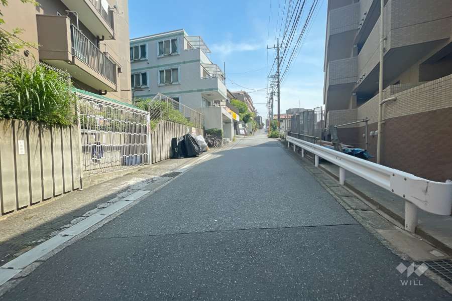 敷地西側の前面道路（北側から）