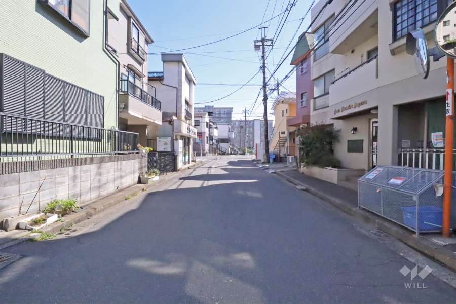 敷地東側の前面道路（北側から）