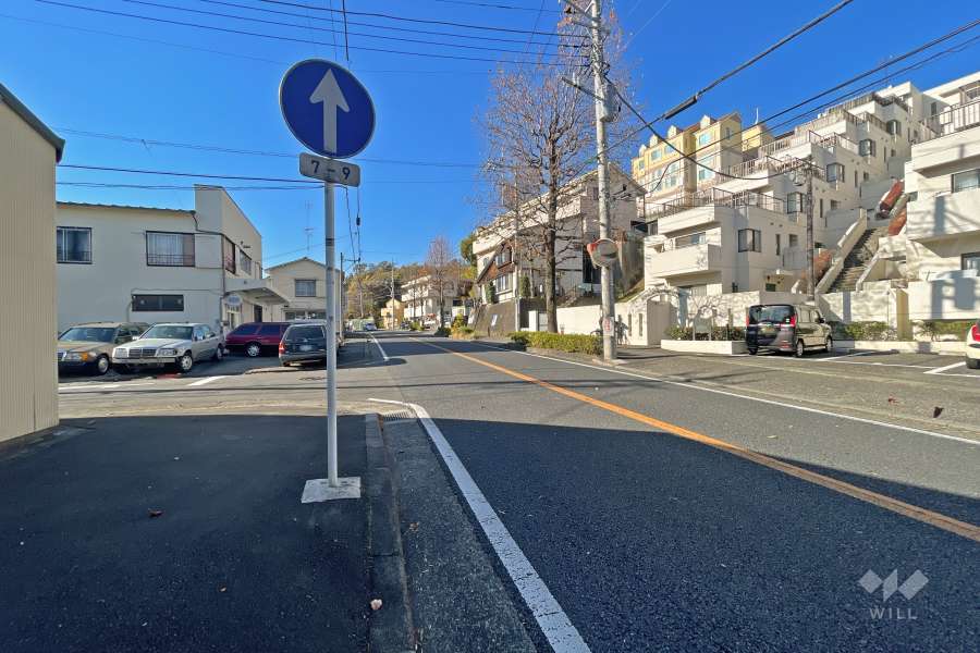 敷地南側の前面道路（東側から）