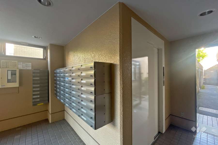 エレベーターと共用ポスト