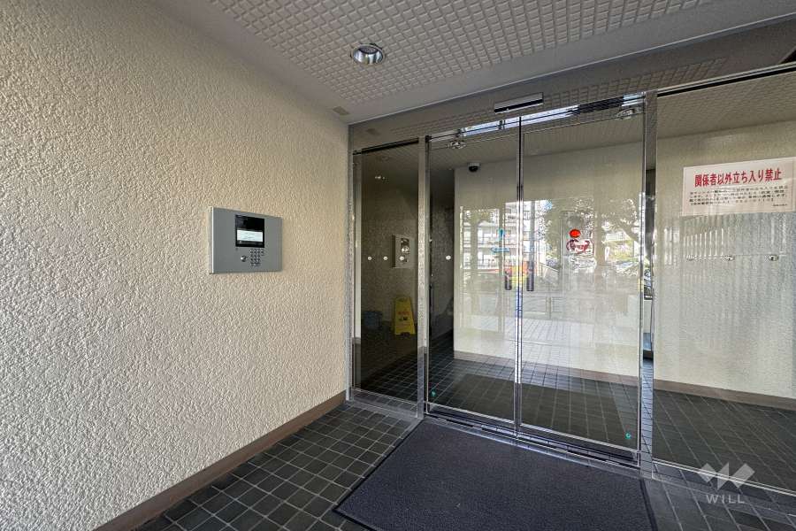 エントランスはオートロック付きです。