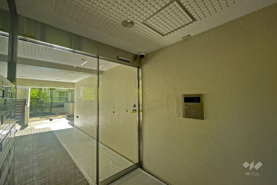 エントランスはオートロック式です。