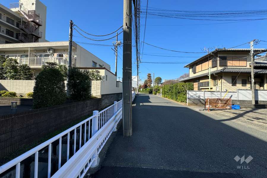 敷地の北側前面道路（東側から）