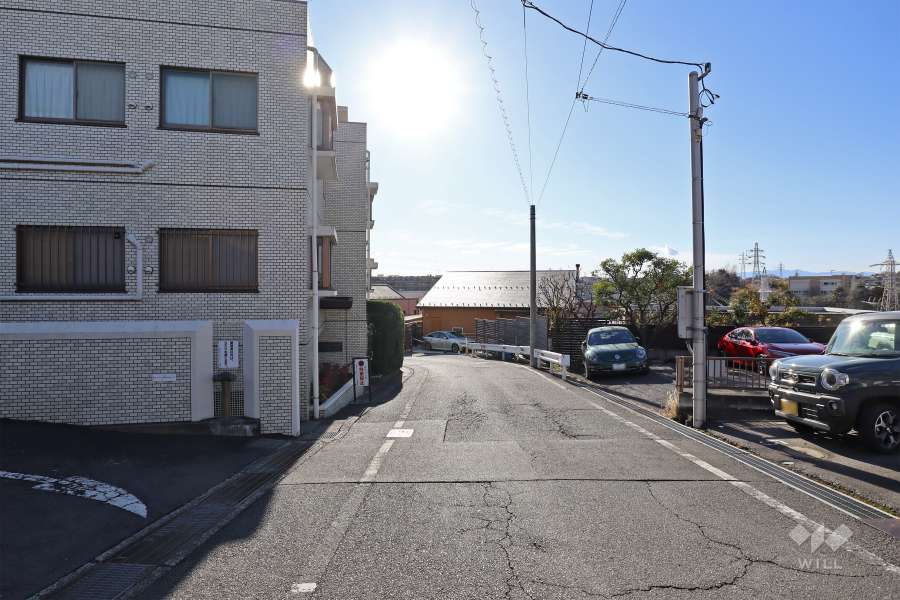 敷地北西側の前面道路（北東側から）