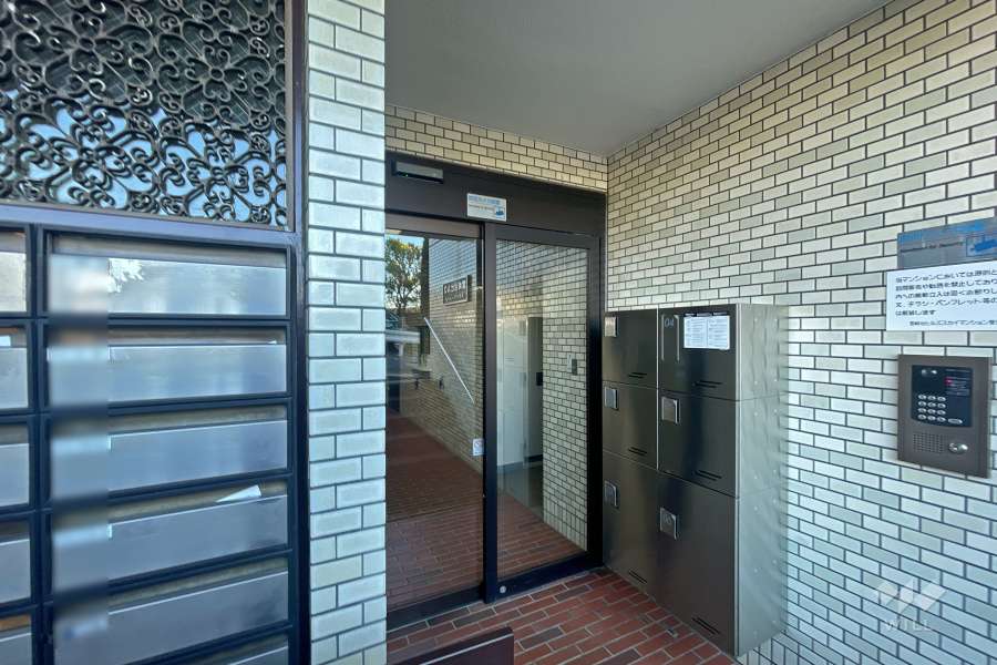 エントランス（オートロック・宅配ボックス付き）