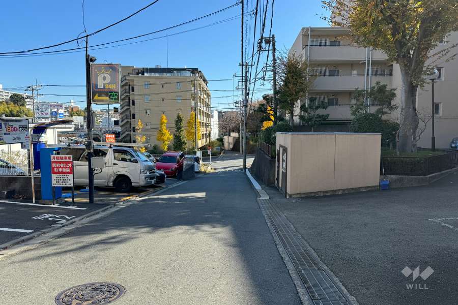 敷地北東側の前面道路（北西側から）