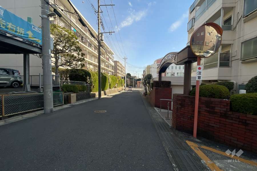 敷地北西側の前面道路（南西側から）