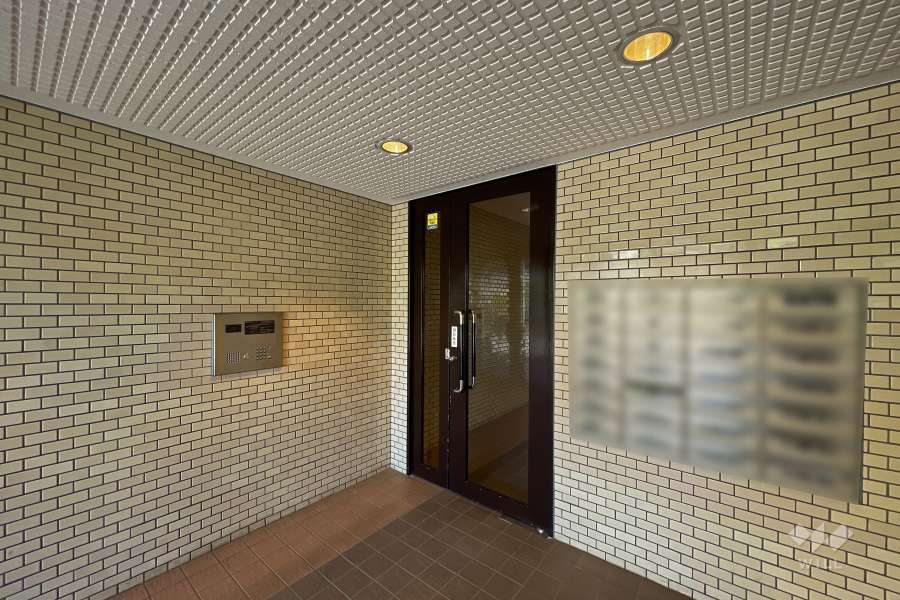 エントランスはオートロック付きです。