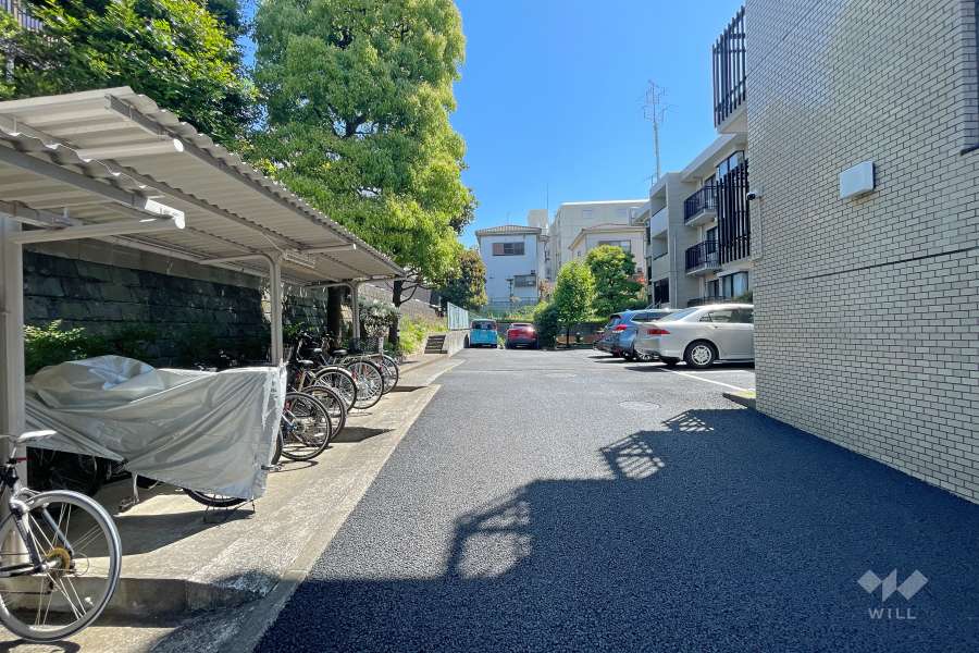 敷地内駐車場（屋外平面式）と駐輪場