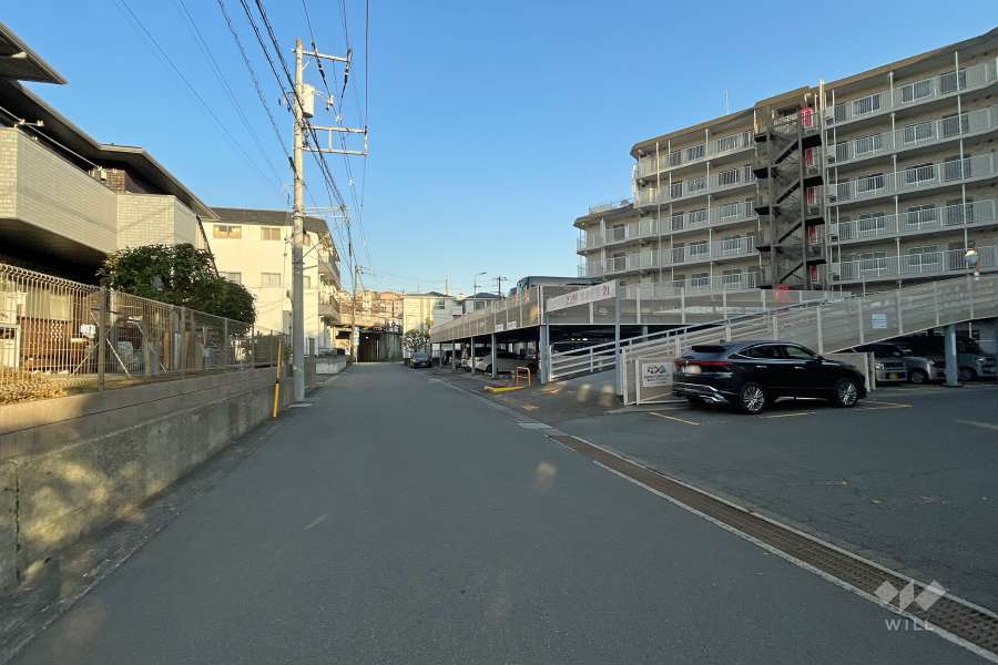 敷地の北側前面道路（西側から）