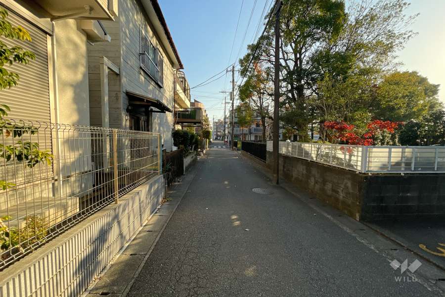 敷地の東側前面道路（北側から）