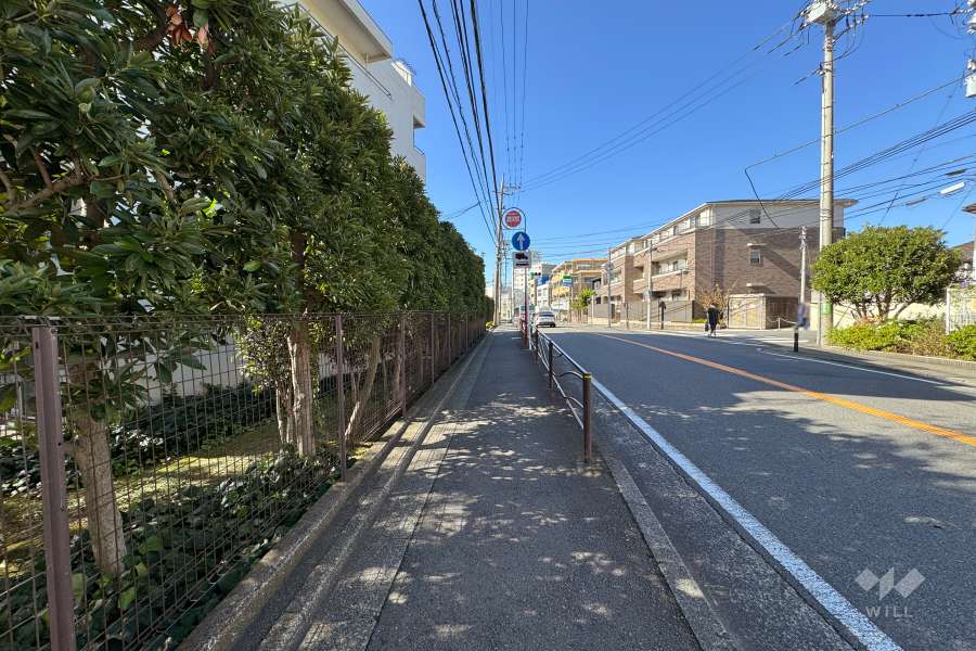 敷地北西側の前面道路（北東側から）