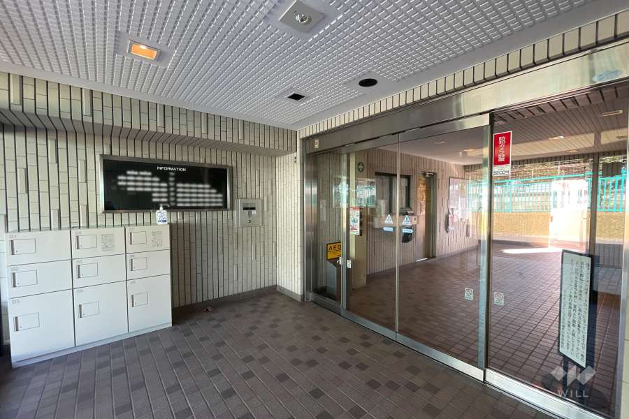 エントランスはオートロックと宅配ボックス付きです。