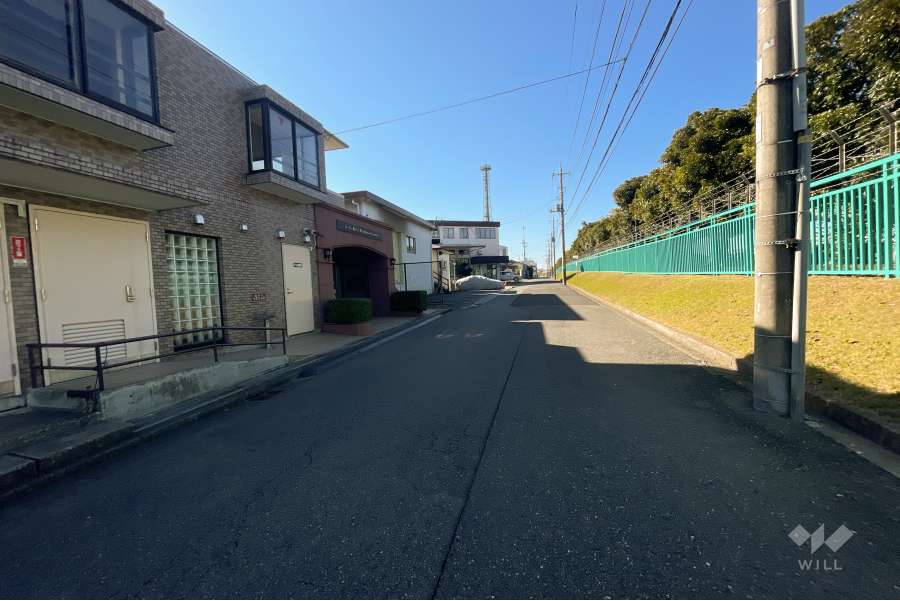 敷地北側の前面道路（東側から）