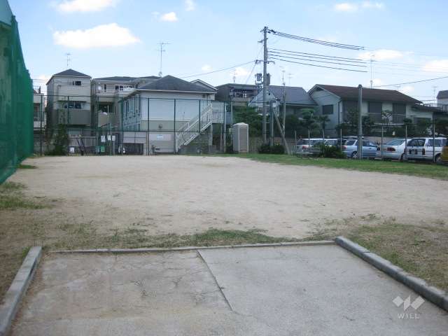 マンション北側に広場があります。