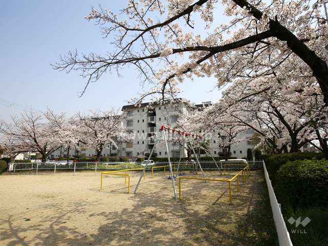 敷地内の公園。遊具も設置されています。