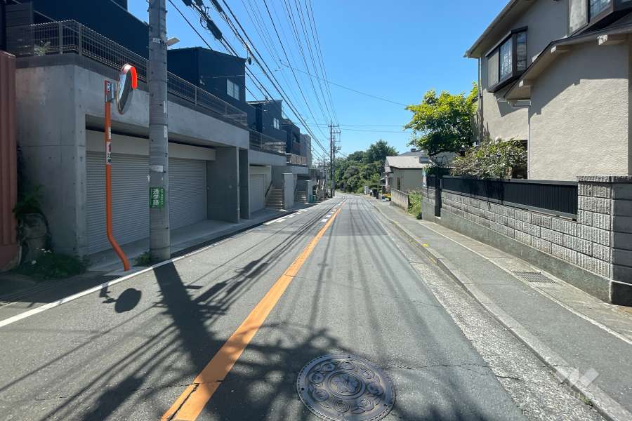 敷地西側の前面道路