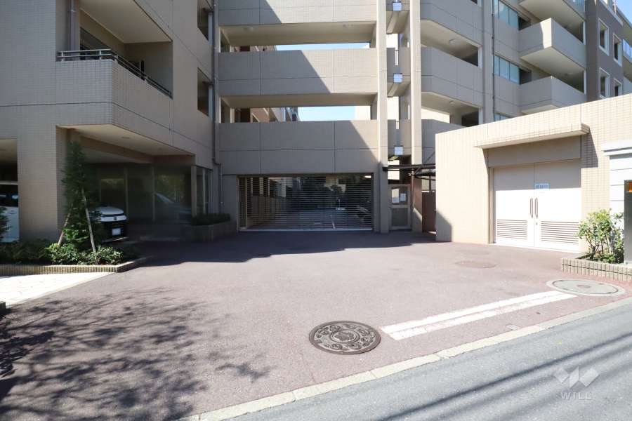 駐車場の出入り口（リングシャッター付き）