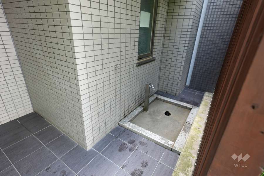 エントランス前には水栓があり、ペットの足を洗ってから入ることもできます。