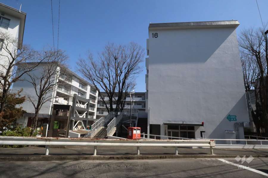 宮前平グリーンハイツ１６号棟の外観（西側から）