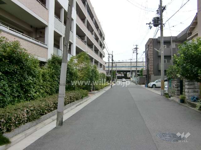 周辺の街並み。写真正面は名神高速道路の高架です。