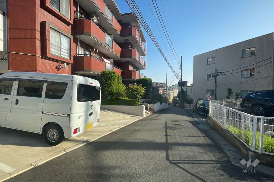 敷地西側の前面道路（北側から）