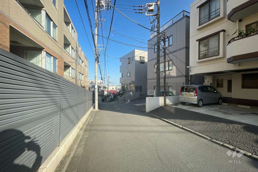 敷地北側の前面道路（西側から）