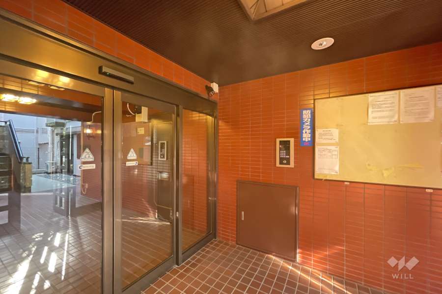 エントランスはオートロック付きです。