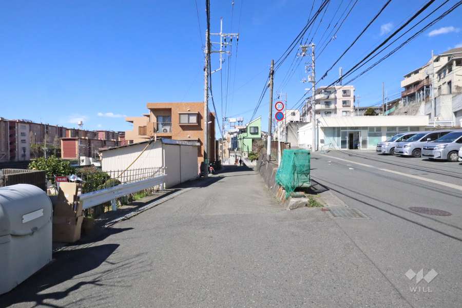 敷地北側の前面道路（東側から）