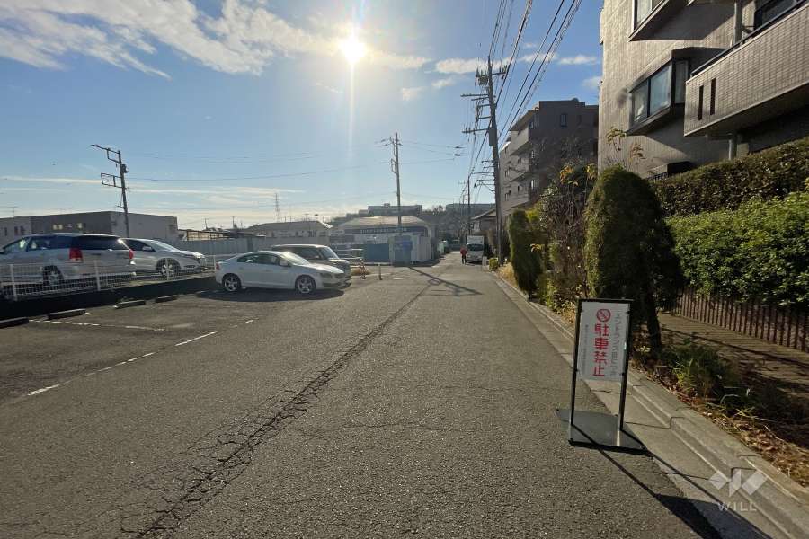 敷地東側の前面道路（北側から）