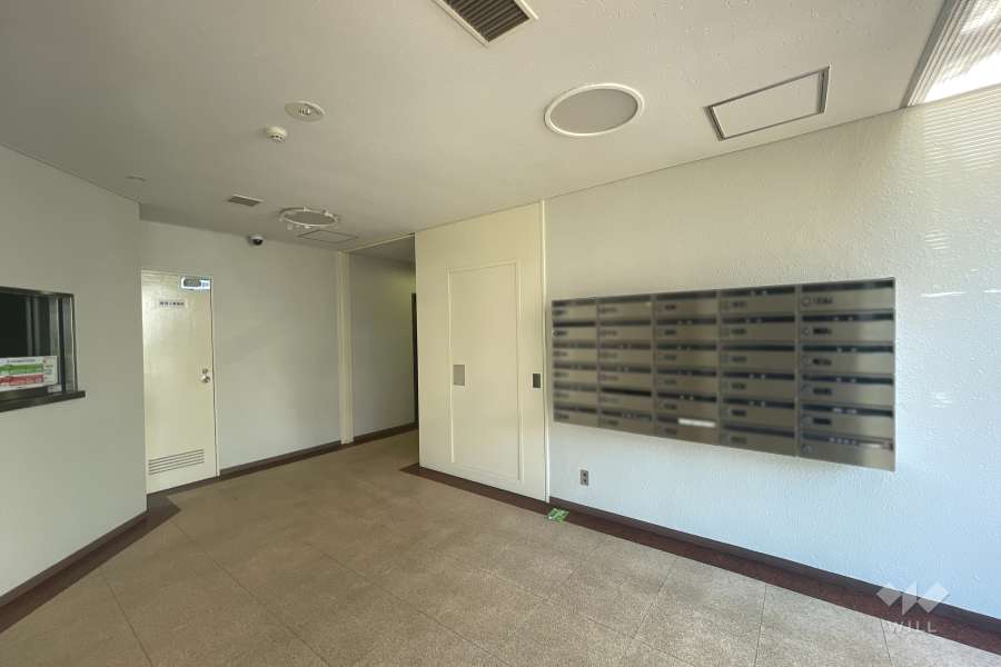 エントランスはオートロック付きです。