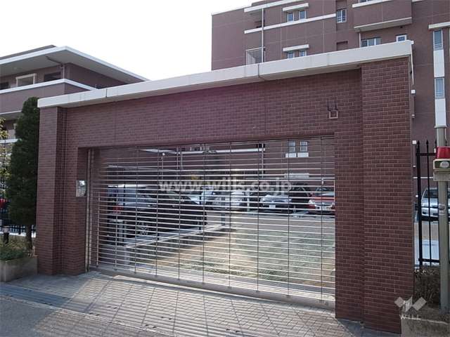 敷地北部分の敷地内駐車場（リングシャッター付き）