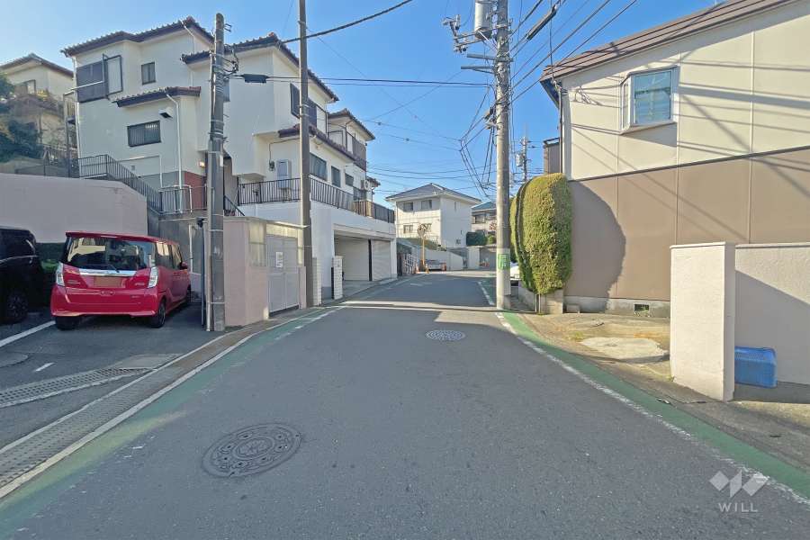 敷地の北側前面道路（東側から）