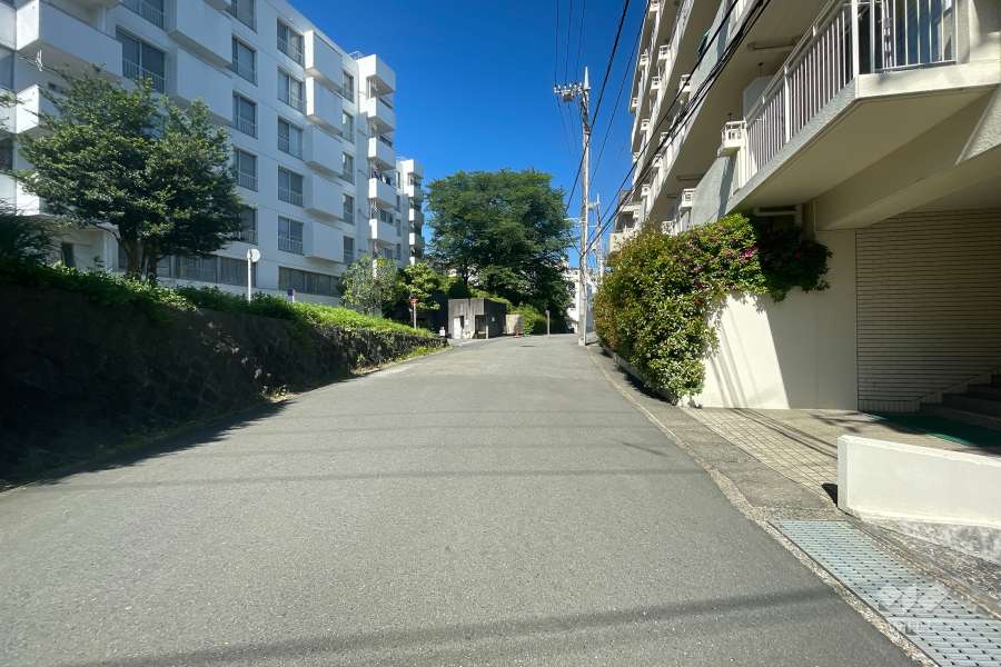 敷地南側の前面道路